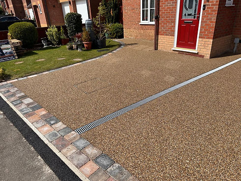 Resin driveway with drainage