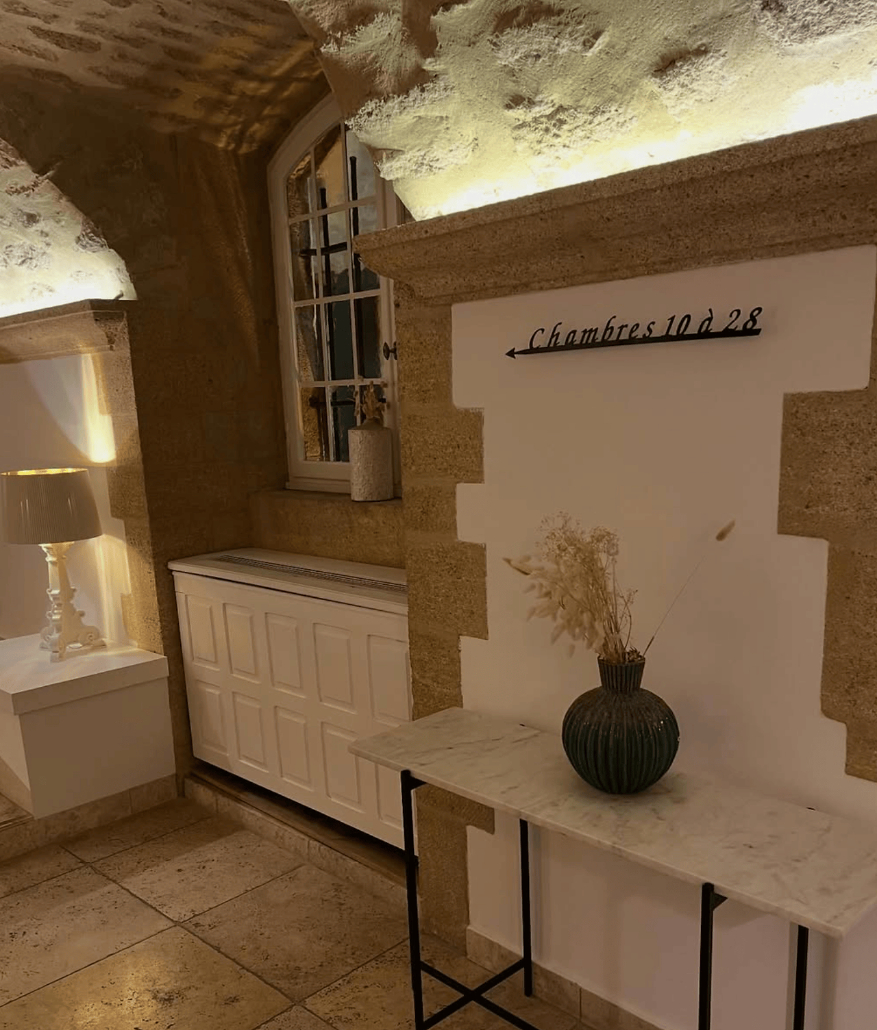 Signalétique en métal sur mesure intégrée à un mur en pierre à Le Vieux Castillon