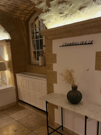 Signalétique en métal sur mesure intégrée à un mur en pierre à Le Vieux Castillon