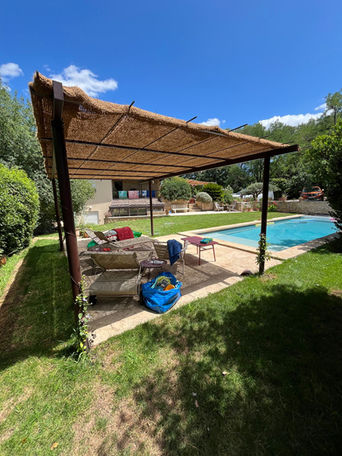 Pergola en acier sur mesure pour structurer l’espace piscine.
