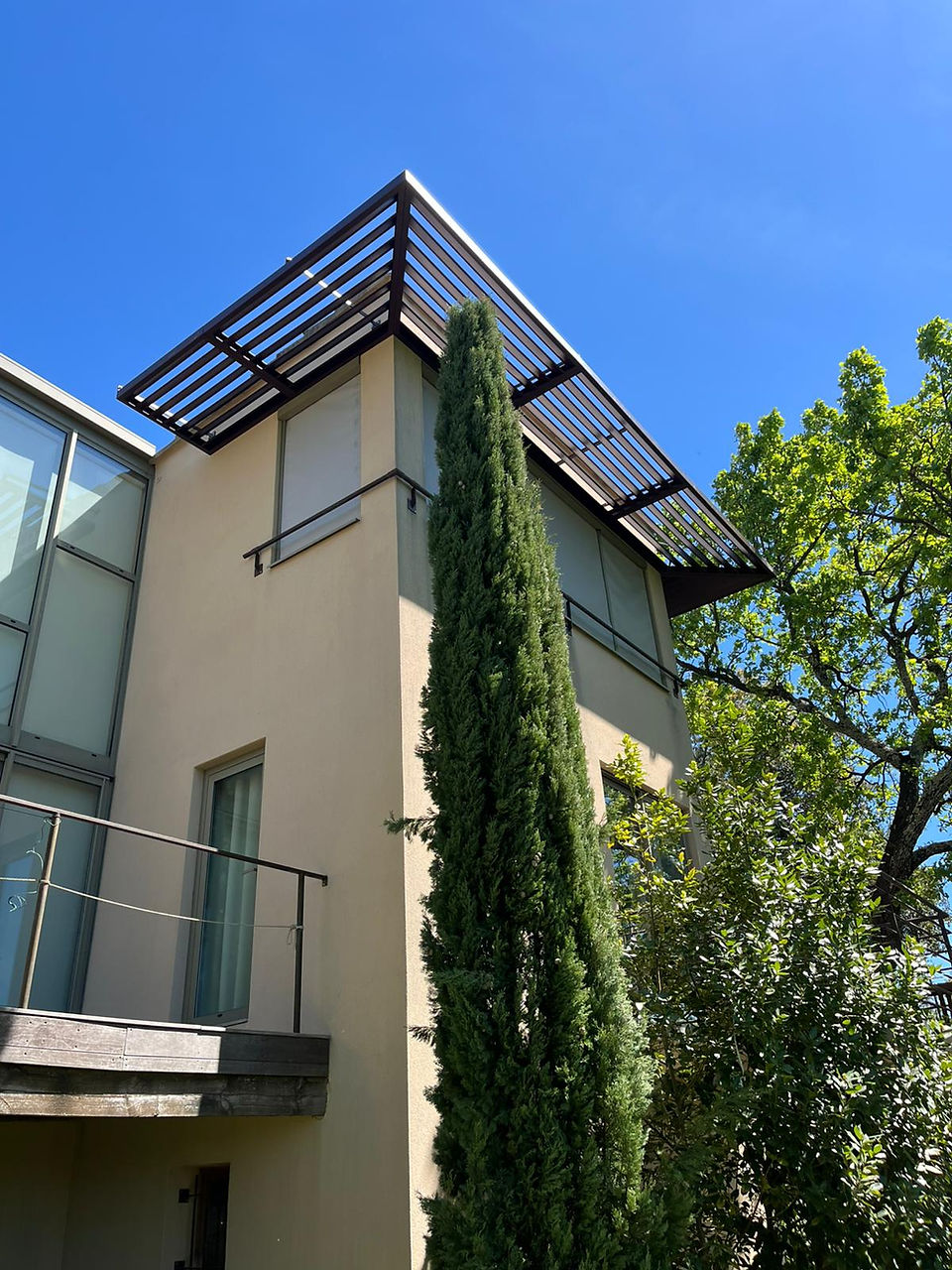 Brise-vue brise-soleil acier thermolaqué sur villa contemporaine Gard – structure en porte-à-faux fixée en façade, Art Métal Père & Fils