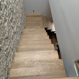 Une finition sobre, solide qui s'accorde parfaitement avec le chêne clair