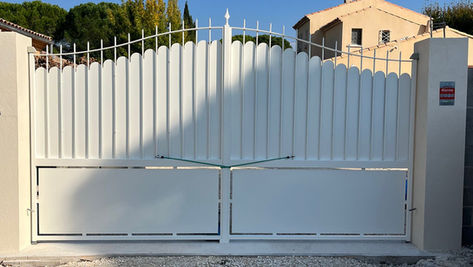 Portail métallique en tôle découpée