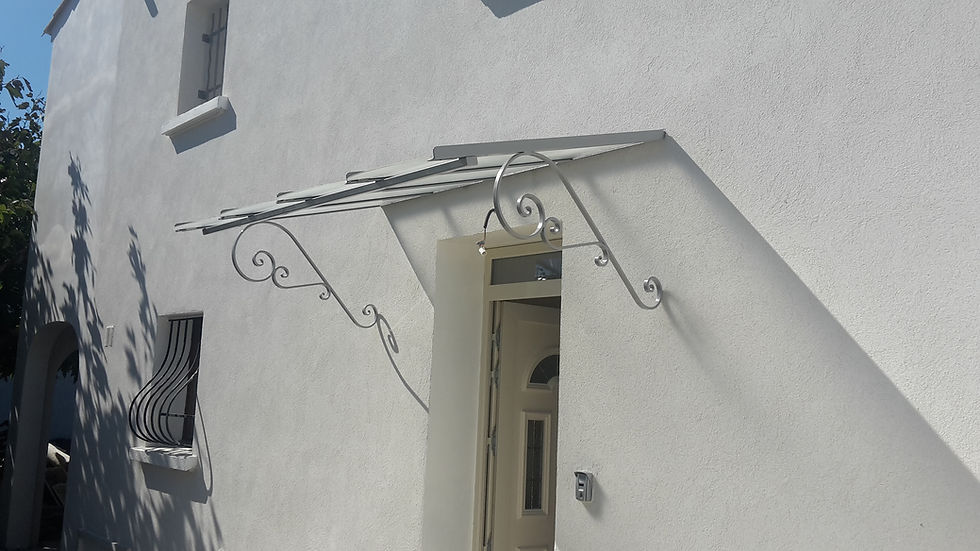 Marquise de porte en fer forgé