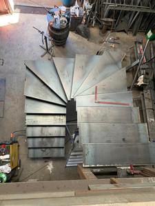 Escalier sur mesure en acier à limon central.