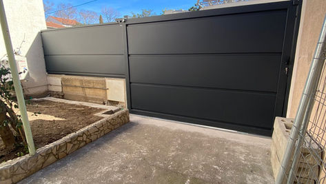 Portail coulissant et panneau de clôture occultant