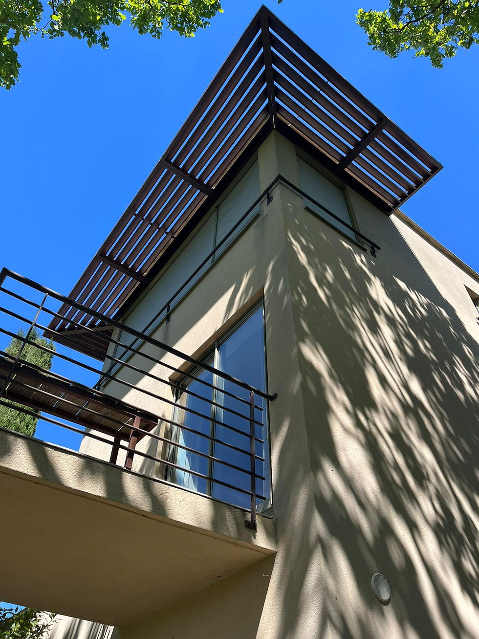 Structure acier thermolaqué porte-à-faux avec garde-corps barres horizontales – ferronnerie sur mesure Nîmes