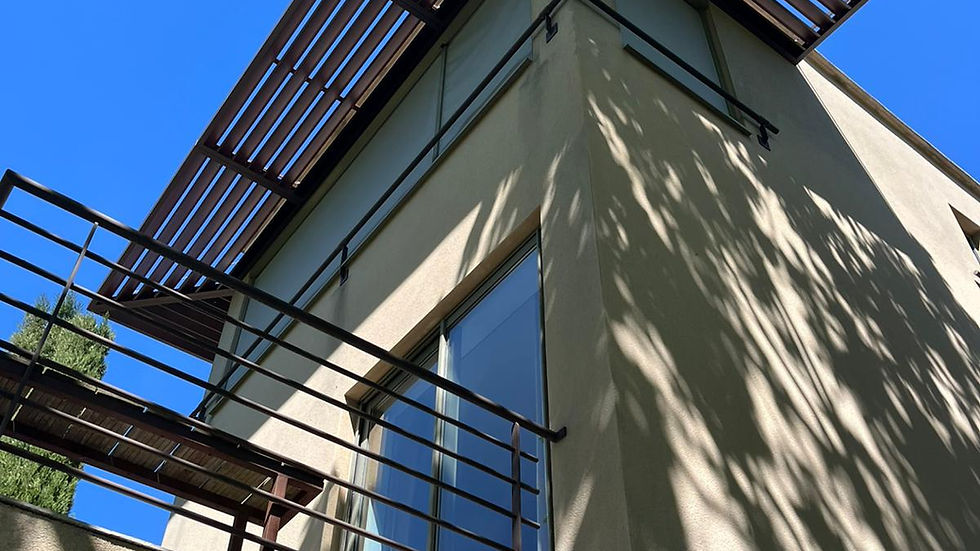 Structure acier thermolaqué porte-à-faux avec garde-corps barres horizontales – ferronnerie sur mesure Nîmes