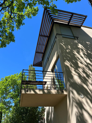 Brise-vue brise-soleil en acier thermolaqué brun foncé en console sur façade de villa contemporaine dans le Gard – Art Métal Père & Fils Nîmes
