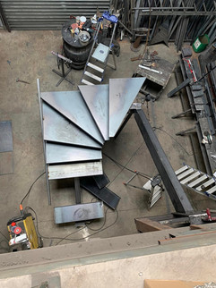 Escalier métallique à limon central.