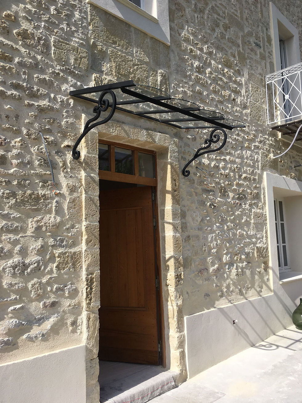 Marquise en acier et verre à volutes décoratives