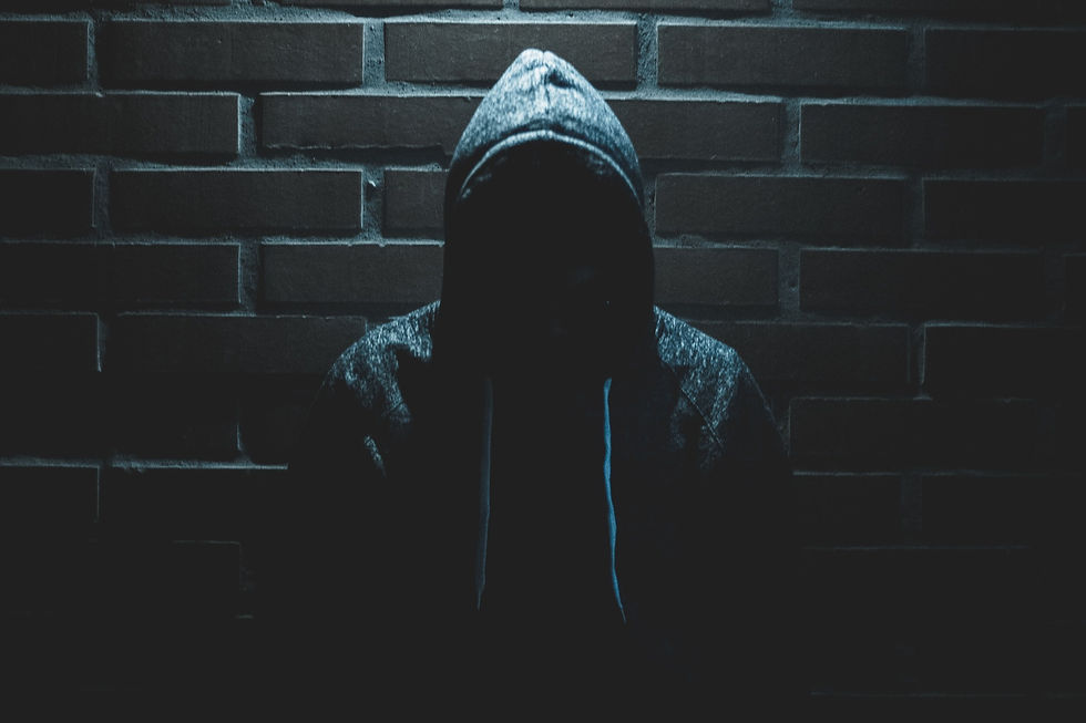 Persona en una calle a oscuras, posible peligro, atracador por la noche