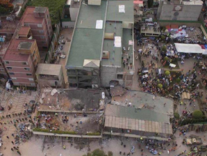 Simulacro de evacuación en escuela con alumnos y brigadas de protección civil organizadas