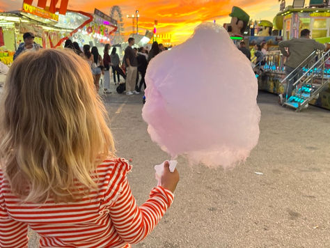 Mijn kleuter eet hier haar eerste suikerspin ooit. En daar vind mijn innerlijke criticus iets van hoor.