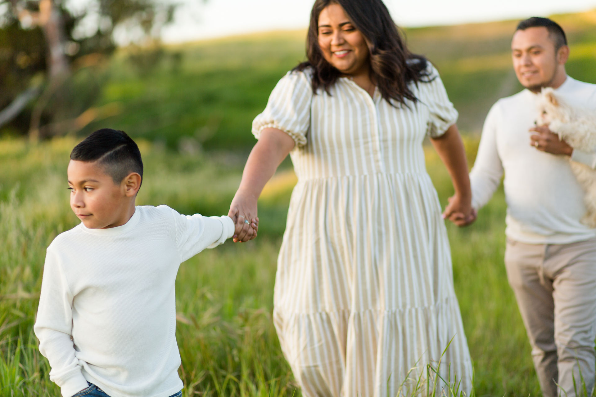 Green hills spring family photo session Bedwell Bayfront park menlo park, puppy cream outfits neutral color scheme bay area photography hkcreate