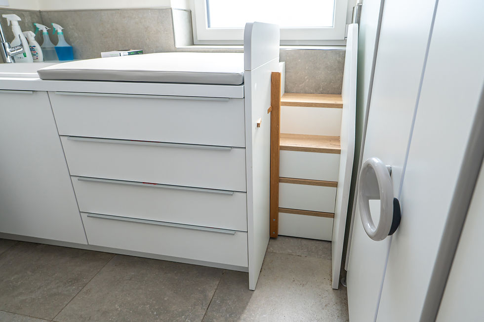 SPI Kindergarten Wickeltisch Treppe zu