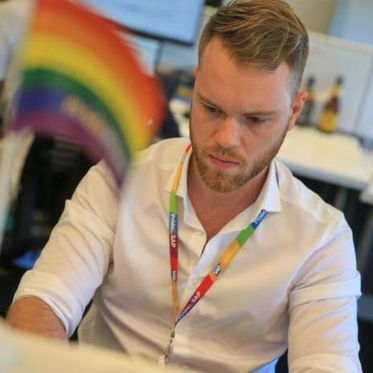 Líder do grupo Pride@SAP Brasil, fala dos benefícios da diversidade nos negócios em entrevista
