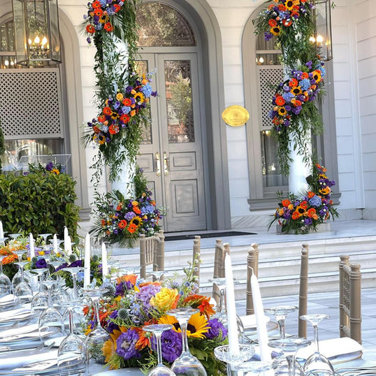 Düğün masası, çiçek dekorları, bahçe manzarası, zarif detaylar, dış mekan organizasyonu.