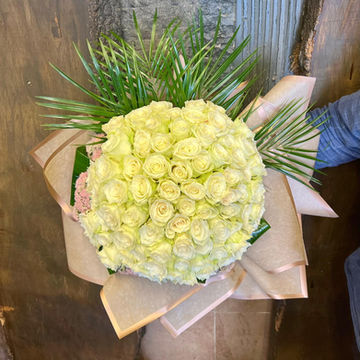 Beyaz güllerden oluşan çiçek buketi, doğal yeşilliklerle hazırlanmış, hediye için.