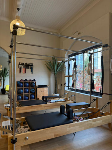 Pilates stüdyosunda egzersiz ekipmanları ve doğal ışık, antrenman alanı, güncel