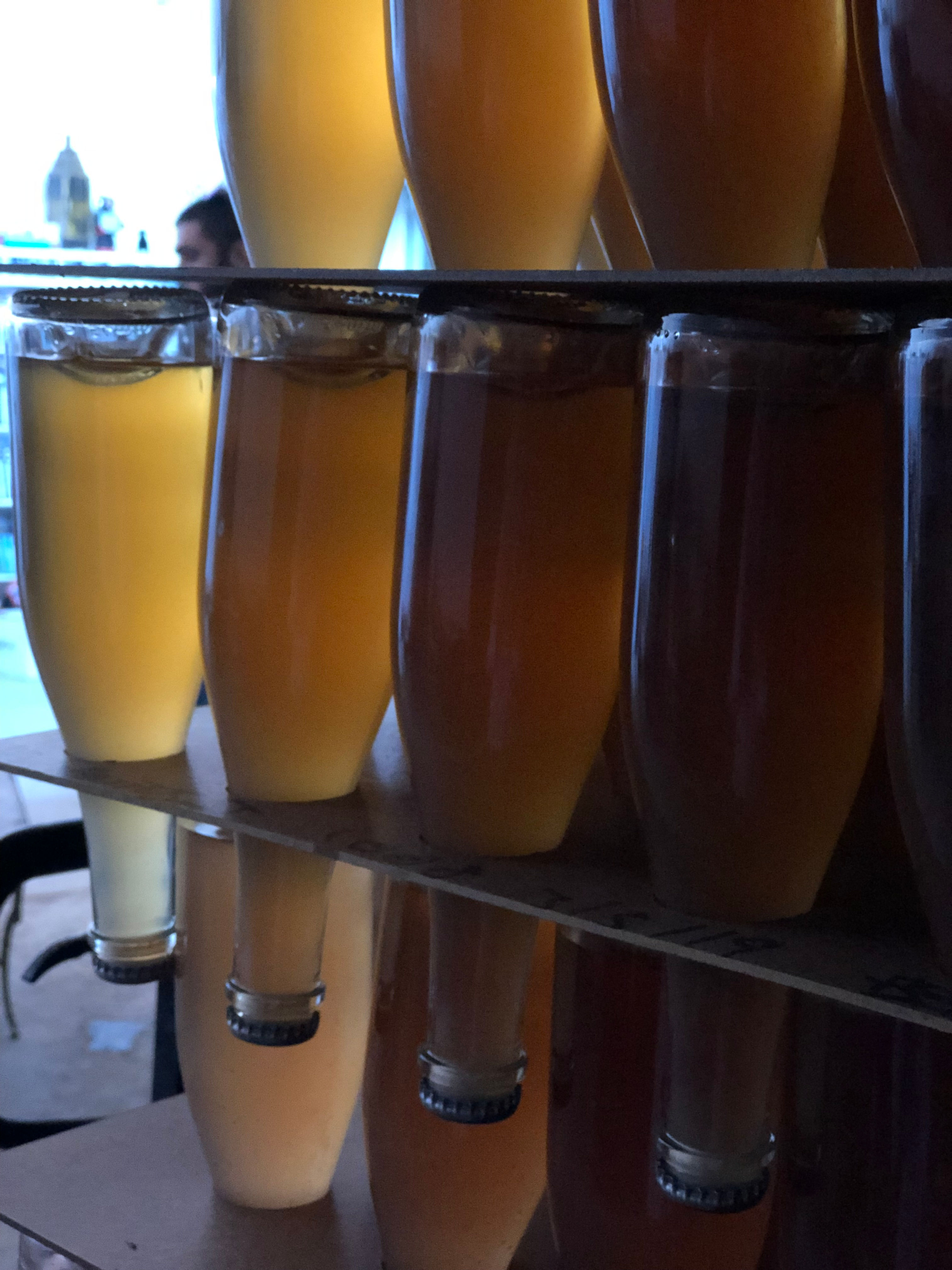 Botellas de espumoso en rima