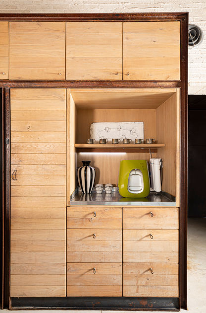 טליה ארז תכנון ועיצוב בתים חללים ורהיטים שידה מריצפה לתקרה במטבח מיוחד