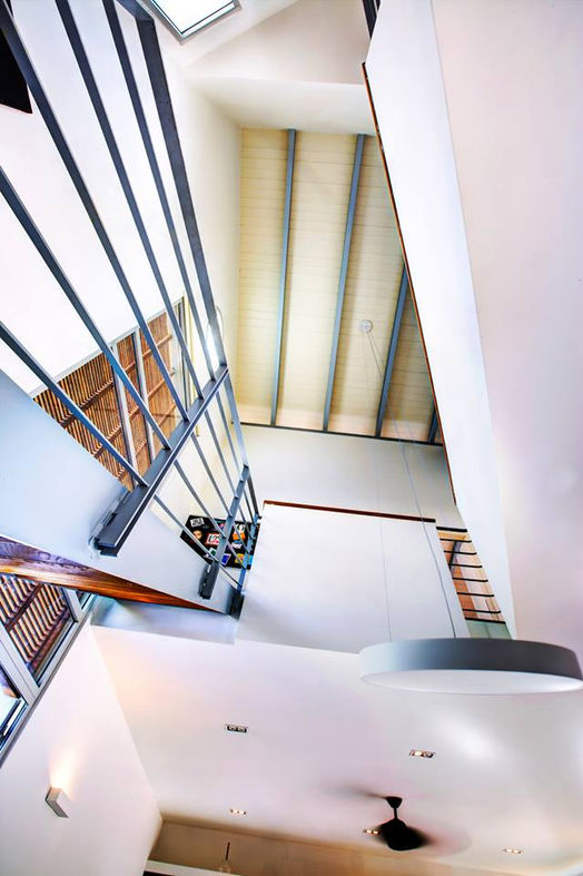 חגיגה של מדרגות בחלל זורם של שתי קומות