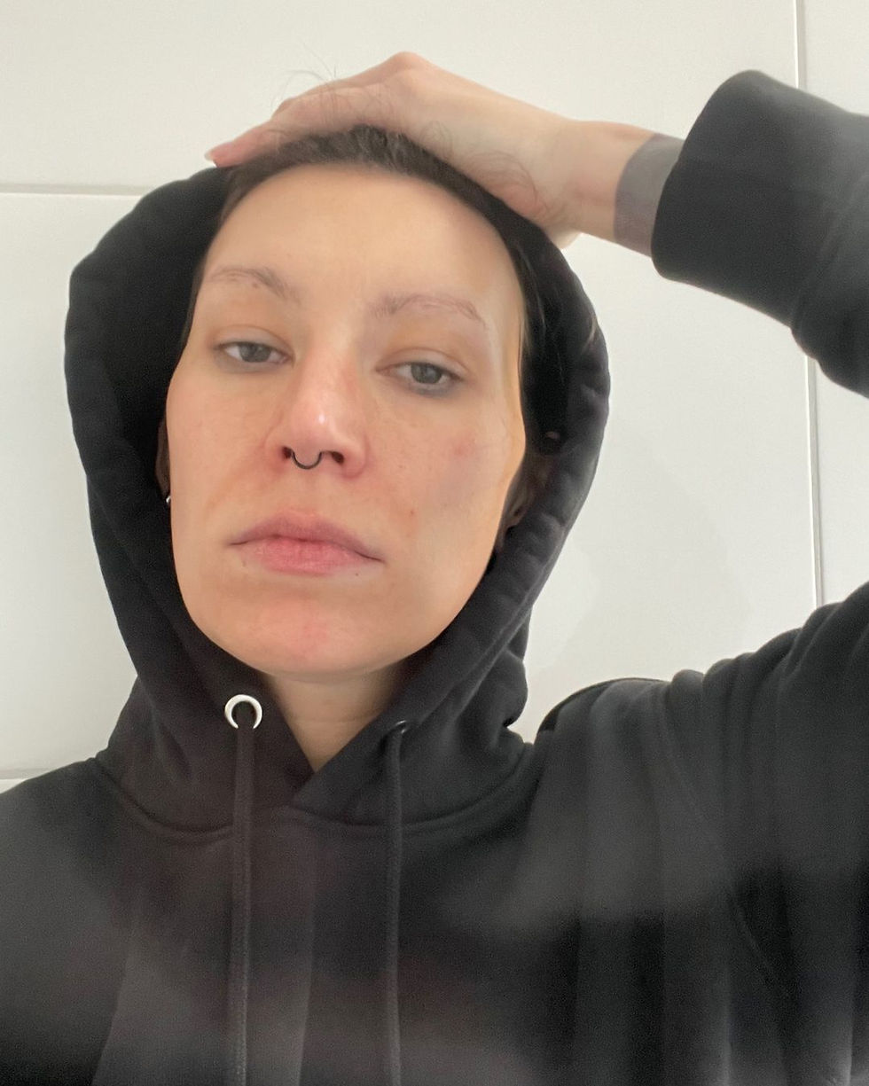 Jessika Dirks vor dem Spiegel