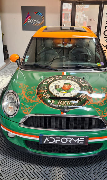Mini Clubman pour le restaurant Bar Crazy Clock d'Annecy. Un design Graphikustoms.