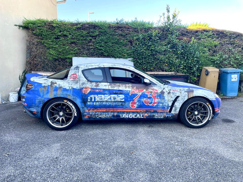 Mazda RX8 en full wrap texturé sortie de grange avec une livrée au style IMSA des 80's. Un design Graphikustoms.