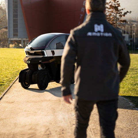 ÆMOTION concept innovant, l'avenir de la mobilité, entre moto et voiture.
