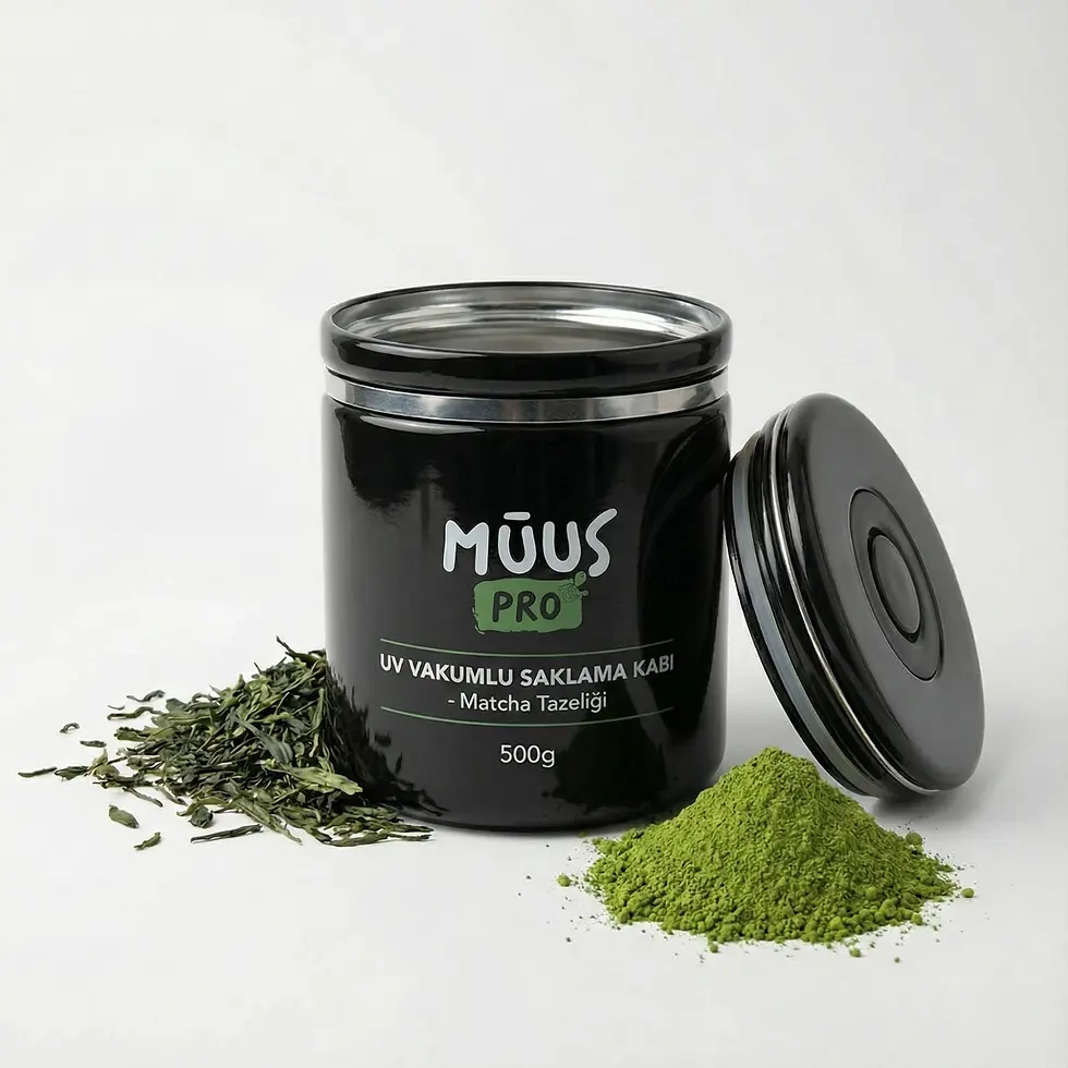 MuusPro UV korumalı siyah profesyonel matcha saklama kutusu ve taze matcha tozu.