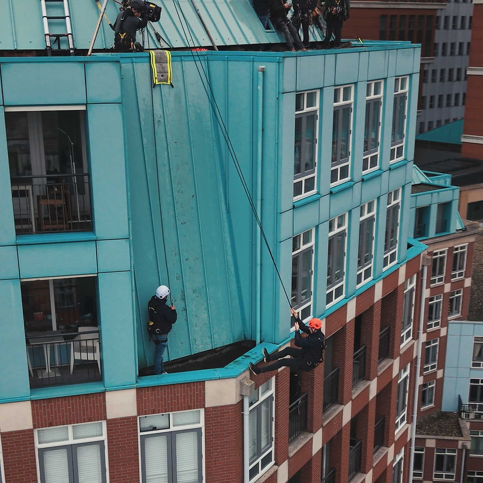 Gevelinspectie op hoogte voor onderzoek naar vochtproblemen en lekkages.