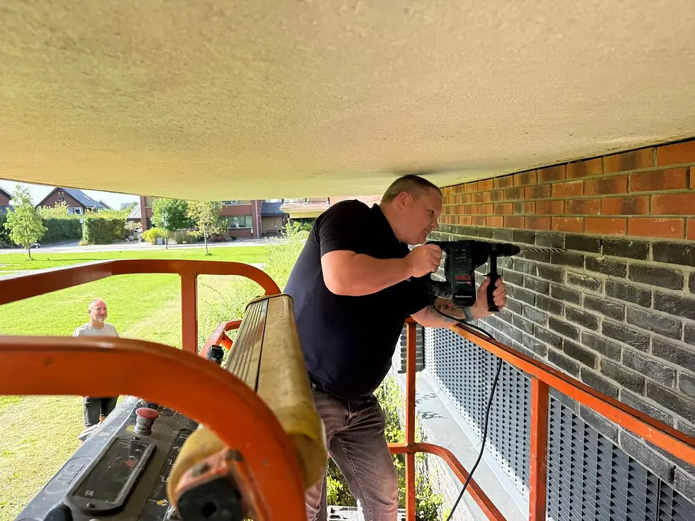 Destructief gevelonderzoek door DutchDetect naar de oorzaak van een vochtprobleem in de muur