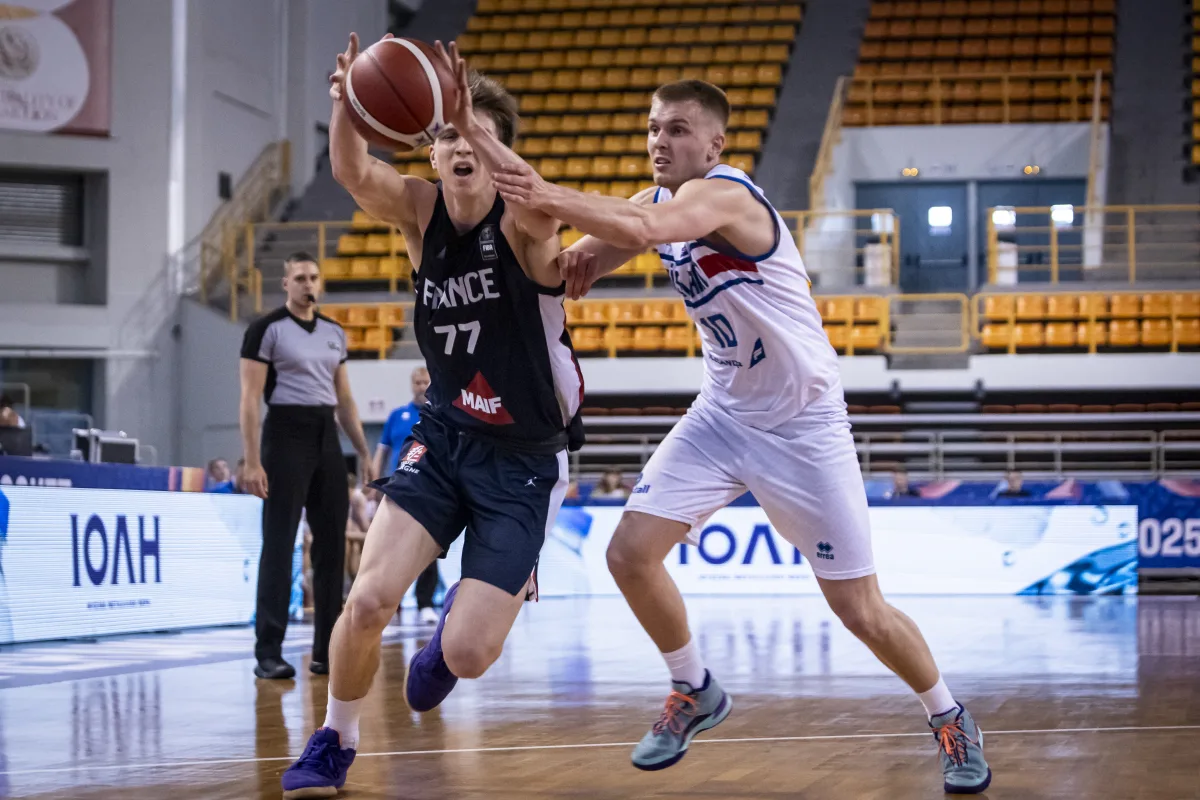 Roman Domon, ailier français formé à l’ASCBB, en action lors de l’Euro U20 2025 avec l’équipe de France.