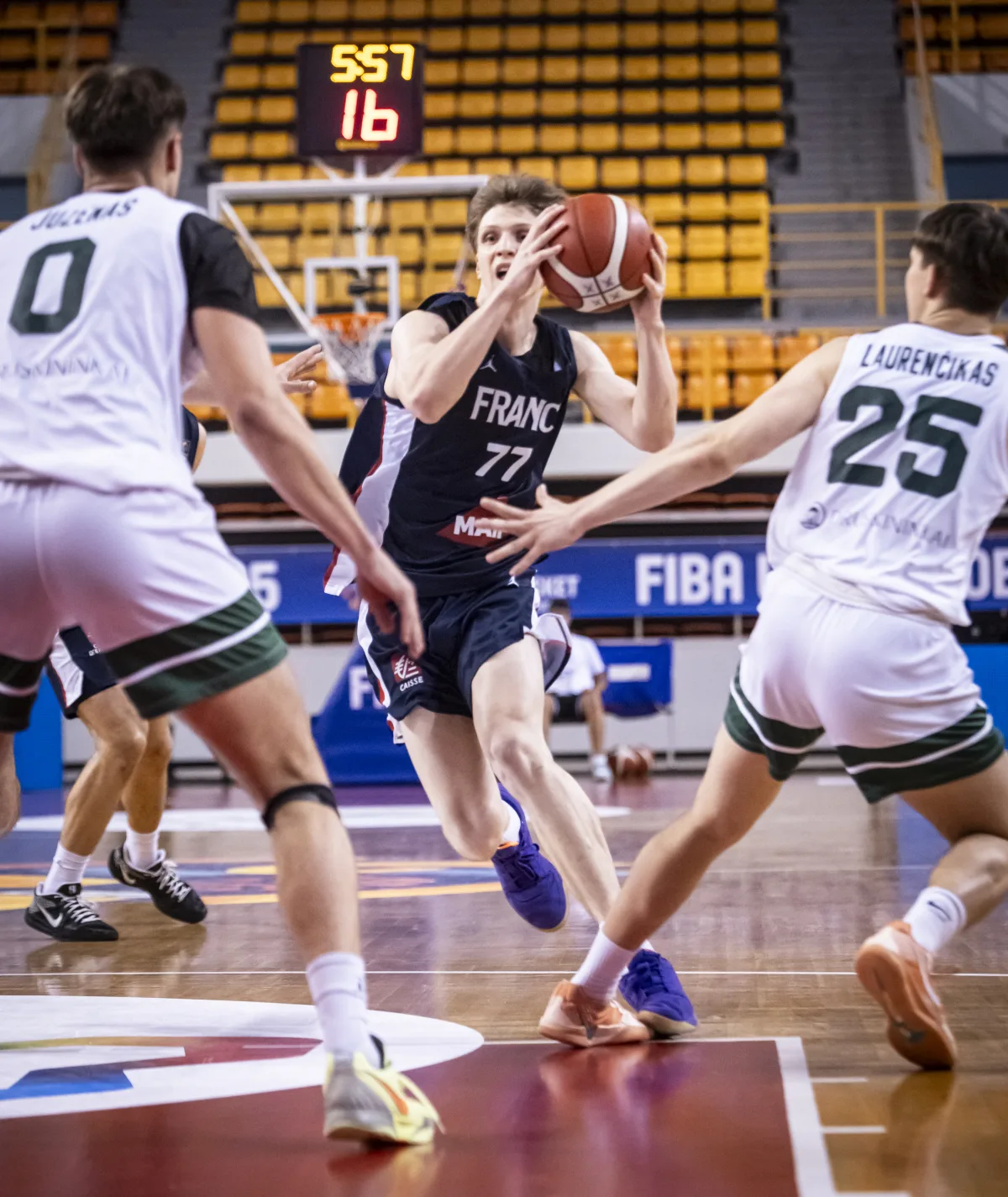 Roman Domon, ailier français formé à l’ASCBB, en action lors de l’Euro U20 2025 avec l’équipe de France.