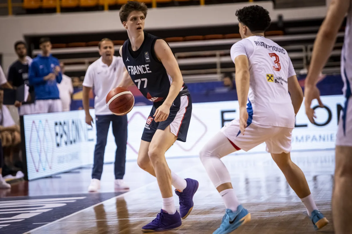 Roman Domon, ailier français formé à l’ASCBB, en action lors de l’Euro U20 2025 avec l’équipe de France.