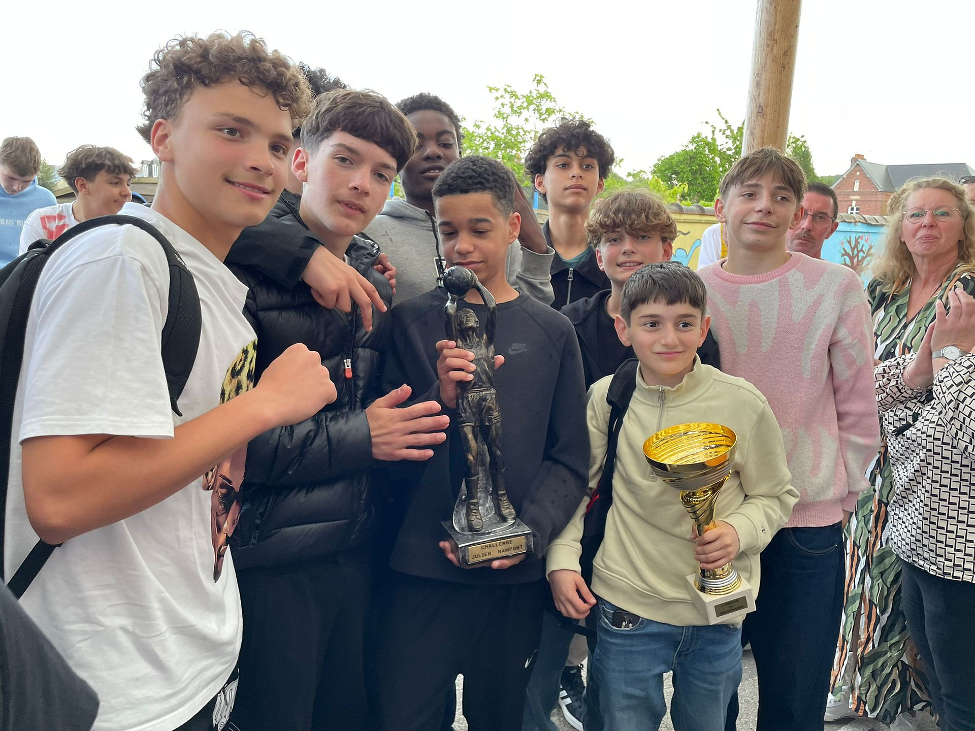 L’équipe U15 C de l’Amiens Sporting Club Basket-Ball posant avec le trophée du Tournoi Julien Nampont à Beauchamps