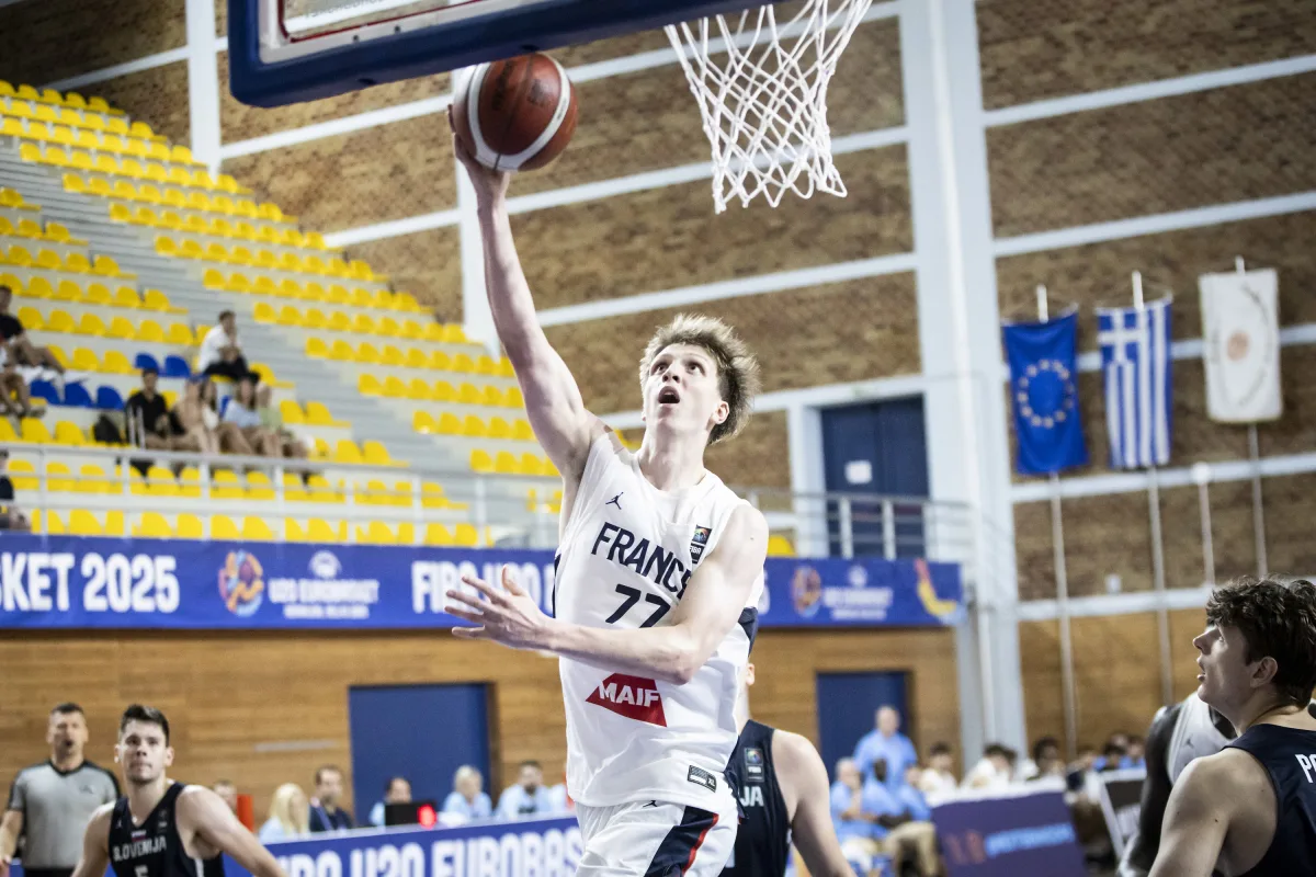 Roman Domon, ailier français formé à l’ASCBB, en action lors de l’Euro U20 2025 avec l’équipe de France.