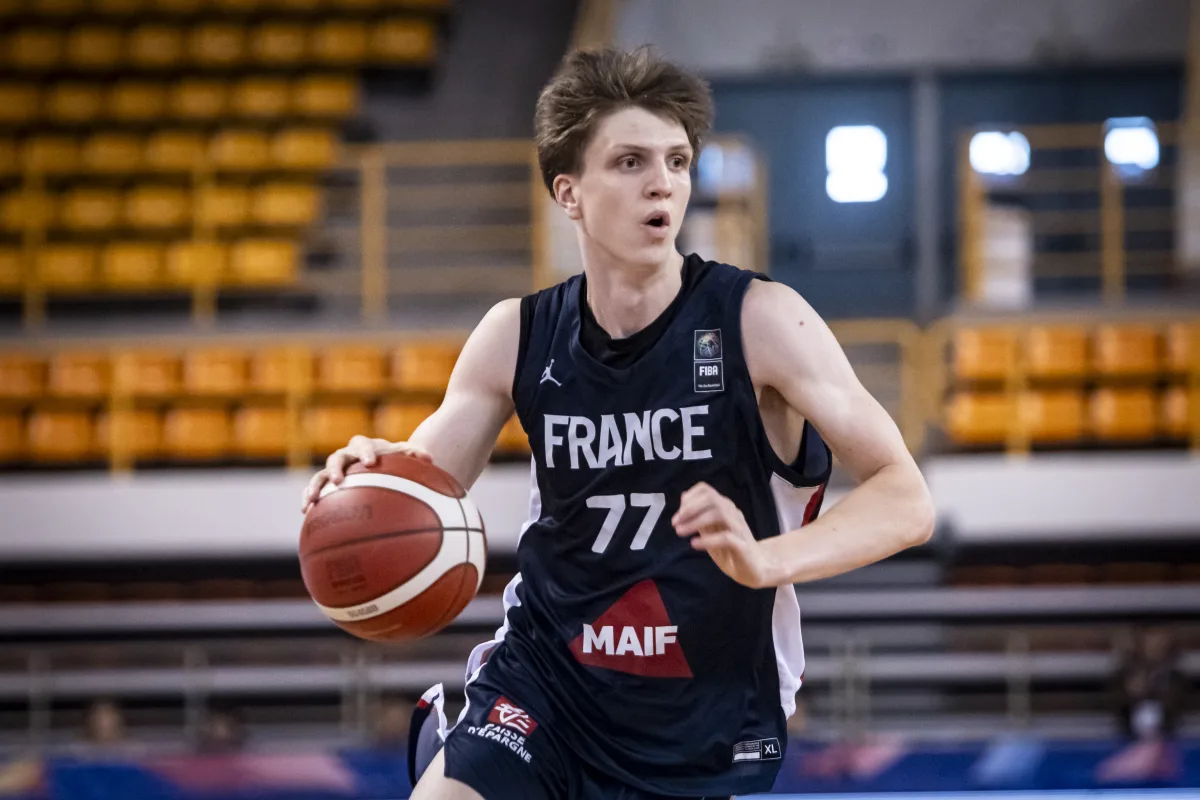 Roman Domon, ailier français formé à l’ASCBB, en action lors de l’Euro U20 2025 avec l’équipe de France.