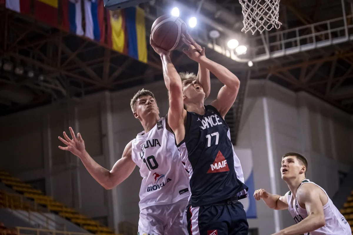 Roman Domon, ailier français formé à l’ASCBB, en action lors de l’Euro U20 2025 avec l’équipe de France.