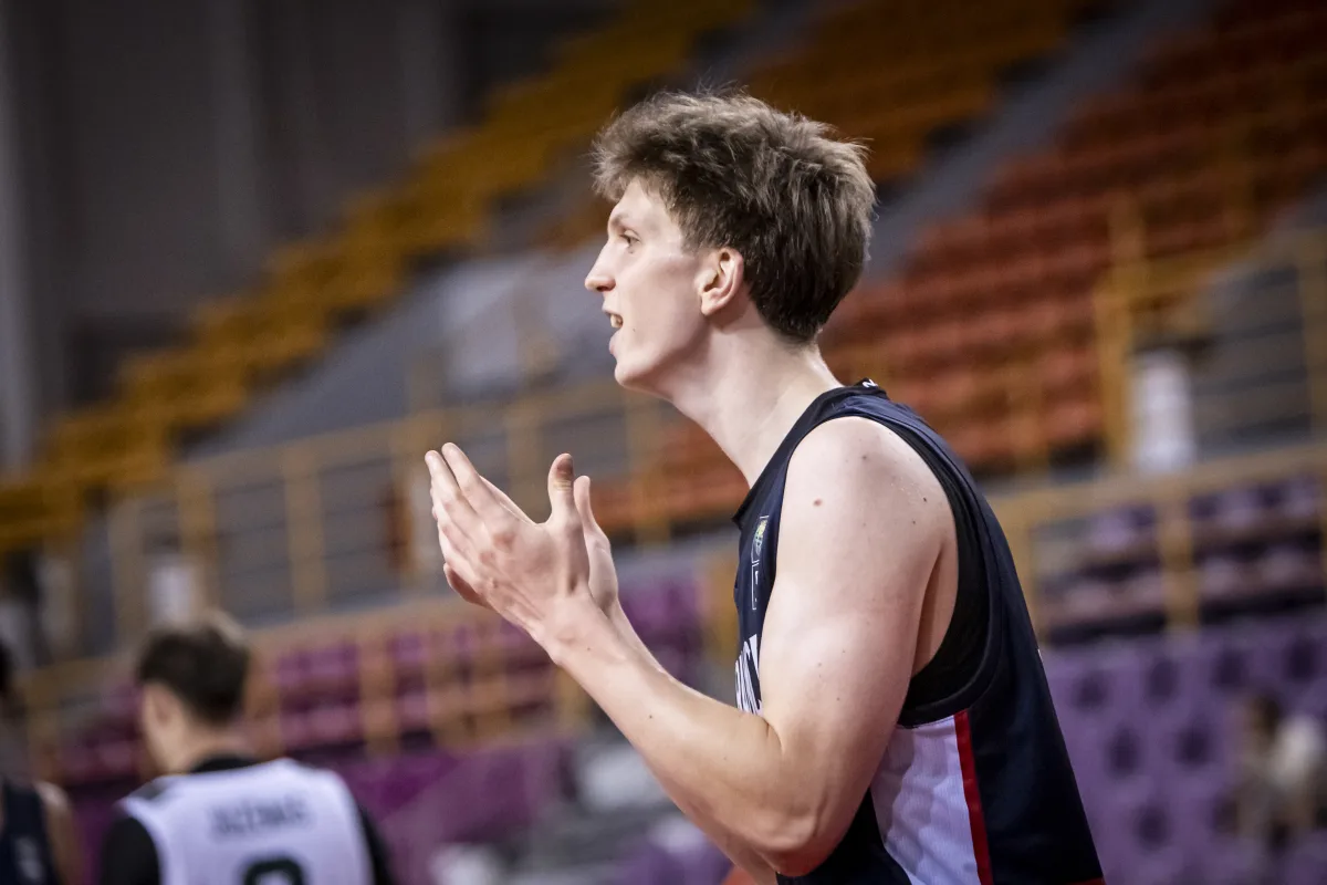 Roman Domon, ailier français formé à l’ASCBB, en action lors de l’Euro U20 2025 avec l’équipe de France.