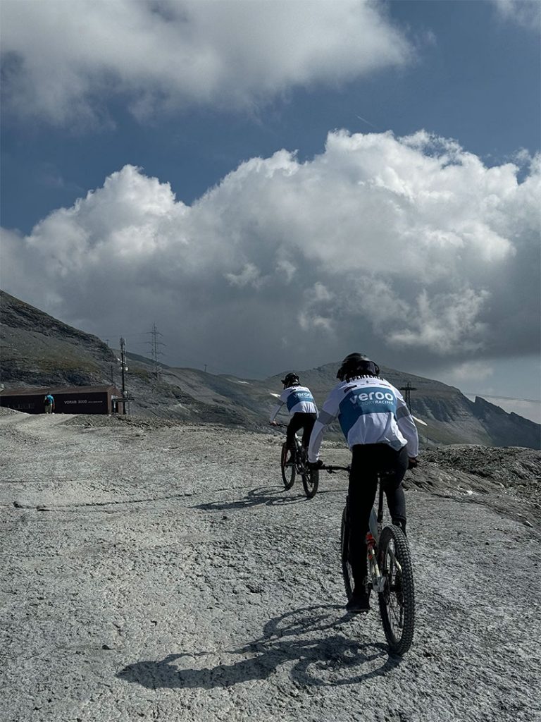 auf Berg Fahrrad fahren