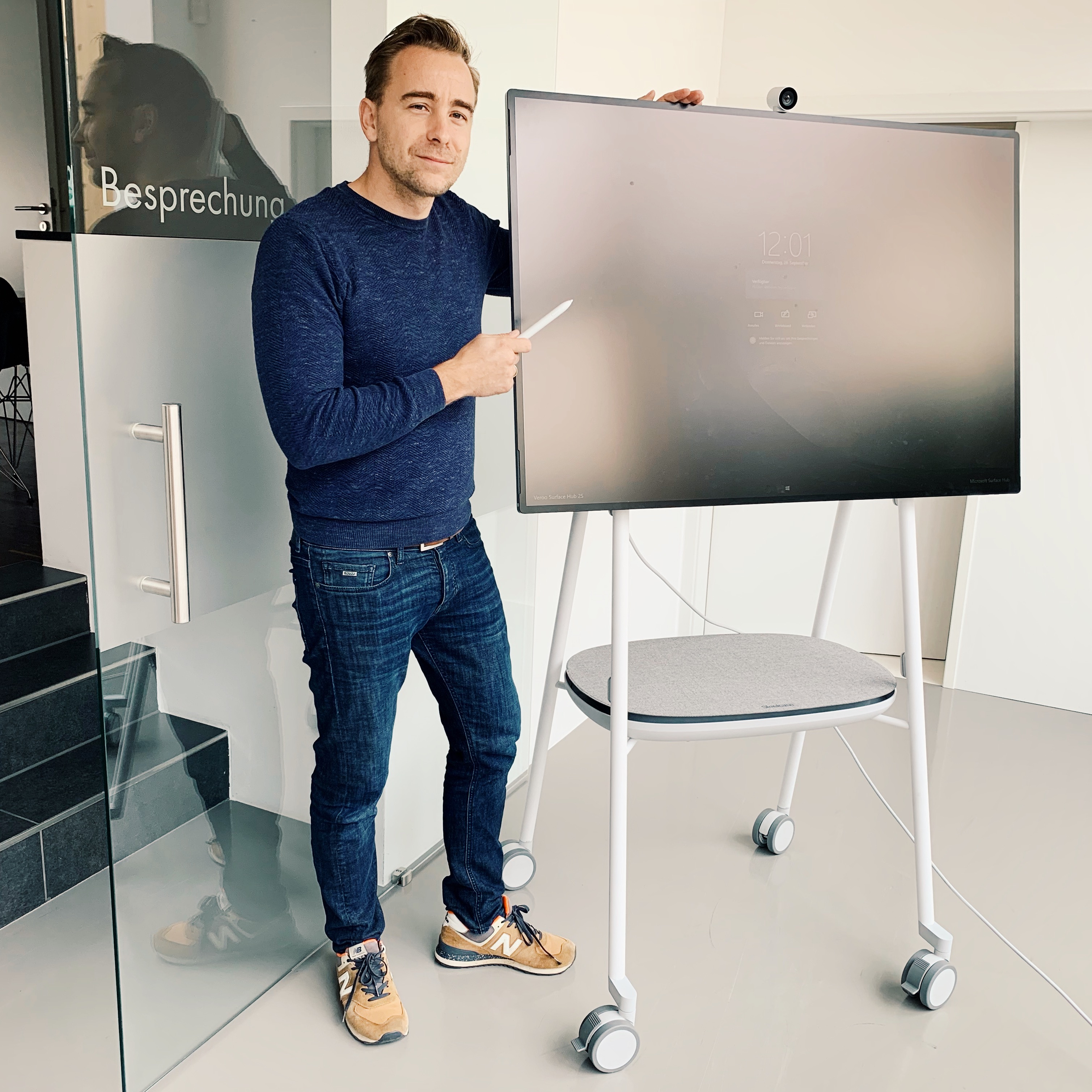Surface Hub 2S