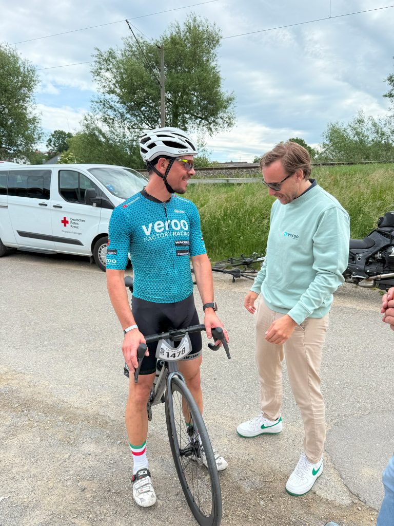 Team-Chef im Gespräch mit Fahrer