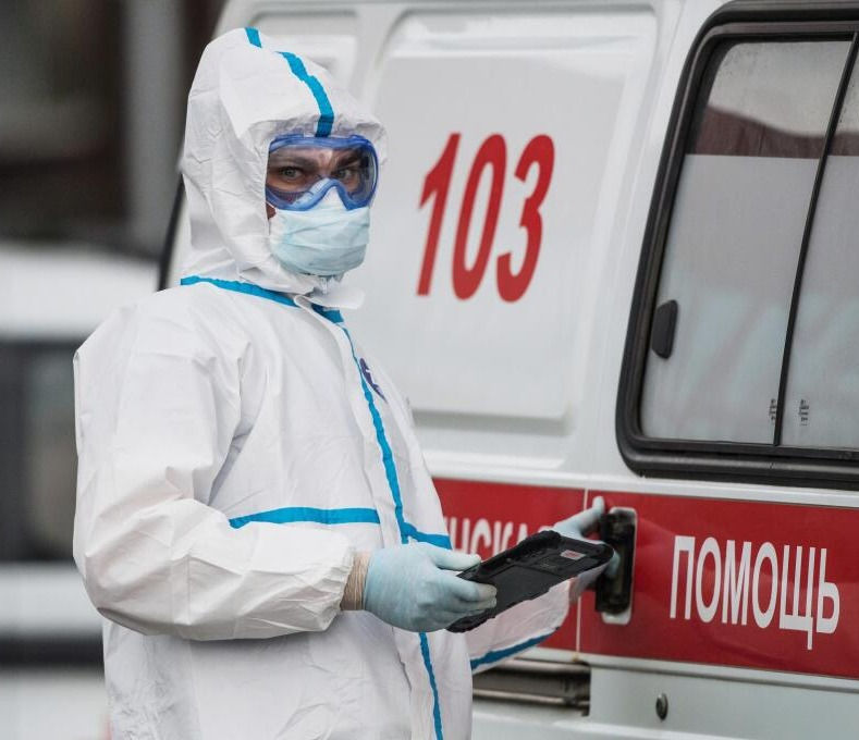 Врач скорой медицинской помощи возле больницы для пациентов с подозрением на коронавирус. Источник: РИА Новости