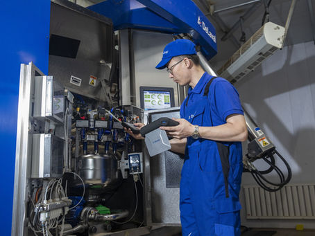 DeLaval servis teknisyeni VMS sağım robotunun bakımını yapıyor