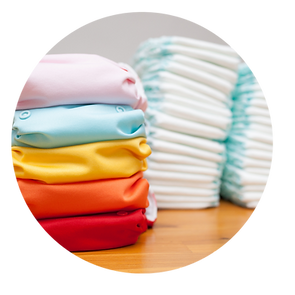 Stoffwindeln und Einwegwindeln nebeinander