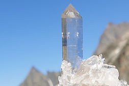 rock-crystal-4572588_edited_edited.jpg