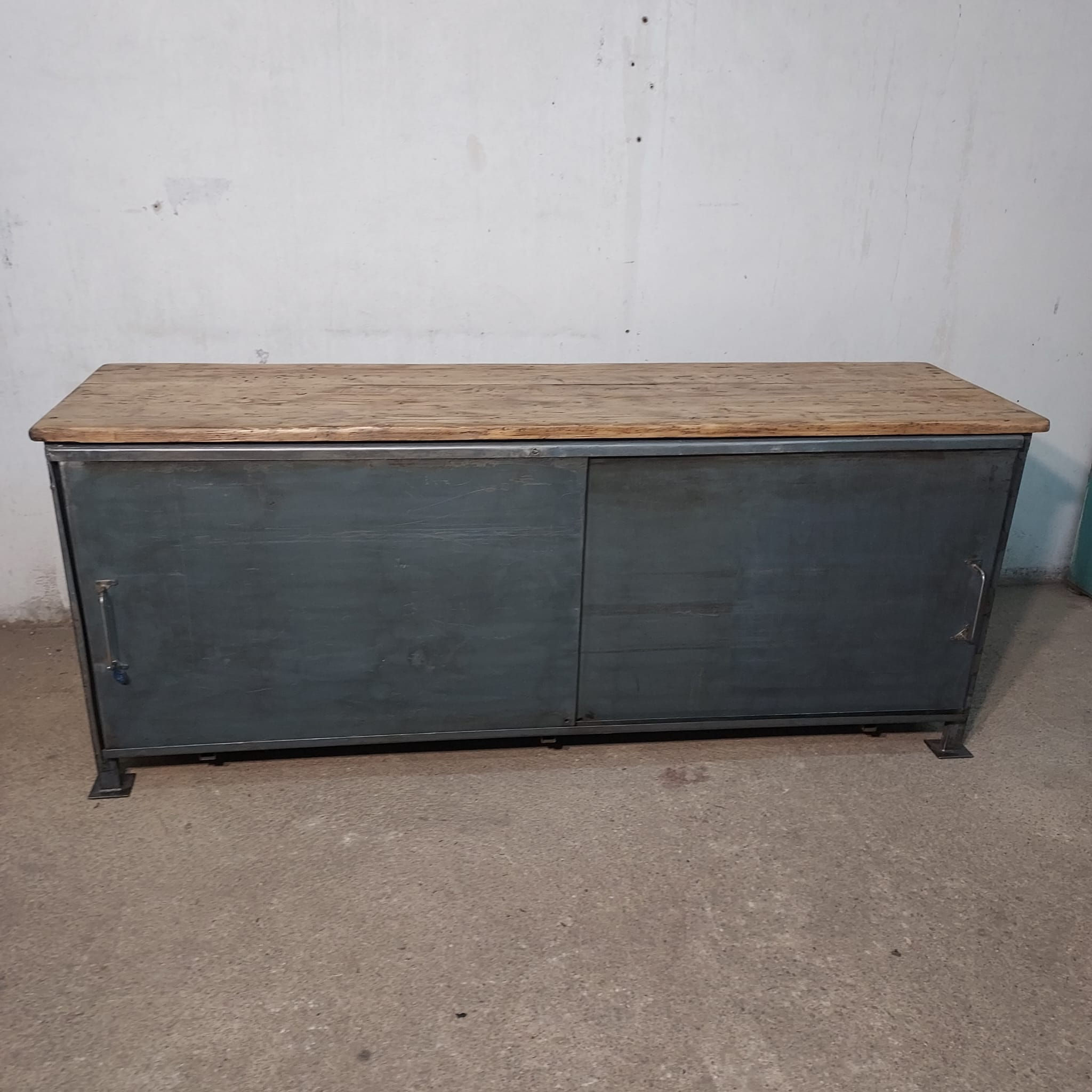 No. 48/5 - Skříňka pod televizi - zasouvací dvířka